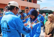 KETUA Panitia Aksioma dan KSM Zona III Sumatera Utara, Karni Harahap, menyerahkan medali emas kepada salah satu pemenang.