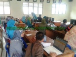 Sejumlah operator dan kepala sekolah RA & madrasah mengikuti Sosialisasi EMIS di Seksi Pendis Karo, Senin (28/04/2014)