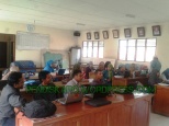 Sejumlah operator dan kepala sekolah RA & madrasah mengikuti Sosialisasi EMIS di Seksi Pendis Karo, Senin (28/04/2014)