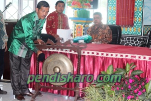 KASI Pendidikan Islam Kemenag Kabupaten Karo, Karni Harahap, memukul gong dalam rangka membuka secara resmi Bimbingan Teknis Kurikulum 2013 Kementerian Agama Kabupaten Karo. (Putra Manda)